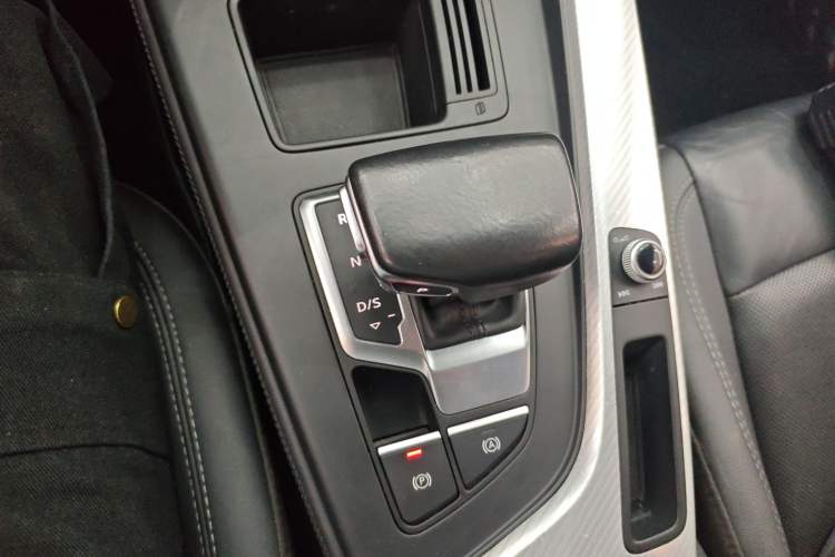 Used Audi A4L 2020 40 TFSI Fashionable and Elegant Model
