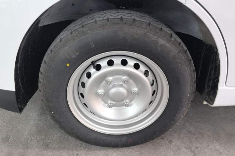 Used Wuling Yangguang 2024 300KM Comfort Version Passenger Van 75kW
