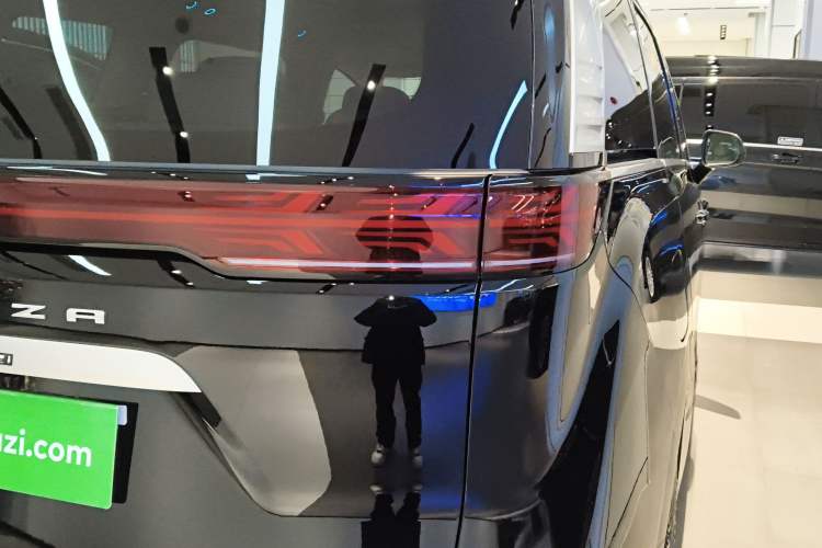 Used Denza D9 2025 DM-i Intelligent Drive 1020 Four-Wheel Drive Flagship Model
