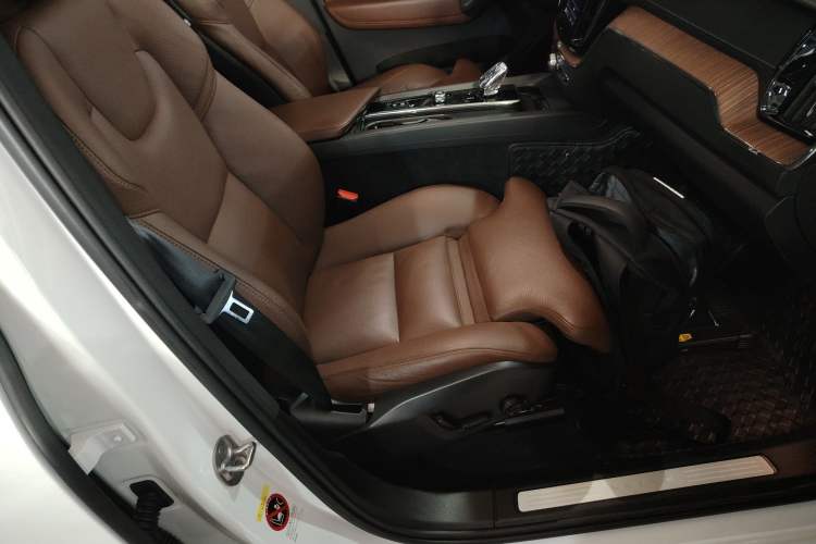 Used Volvo XC60 2023 B5 4x4 Smart Luxury Edition
