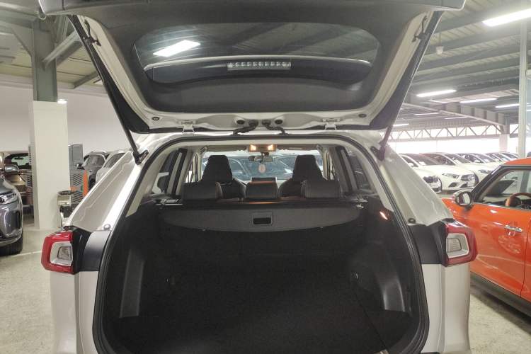 Used Toyota Wildlander 2022 Updated Version 2.0L CVT Two-Wheel Drive Leading Edition
