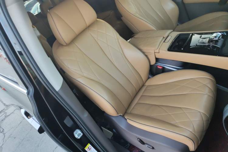 Used Denza D9 2022 DM-i 970 Four-Wheel Drive Prestige Model
