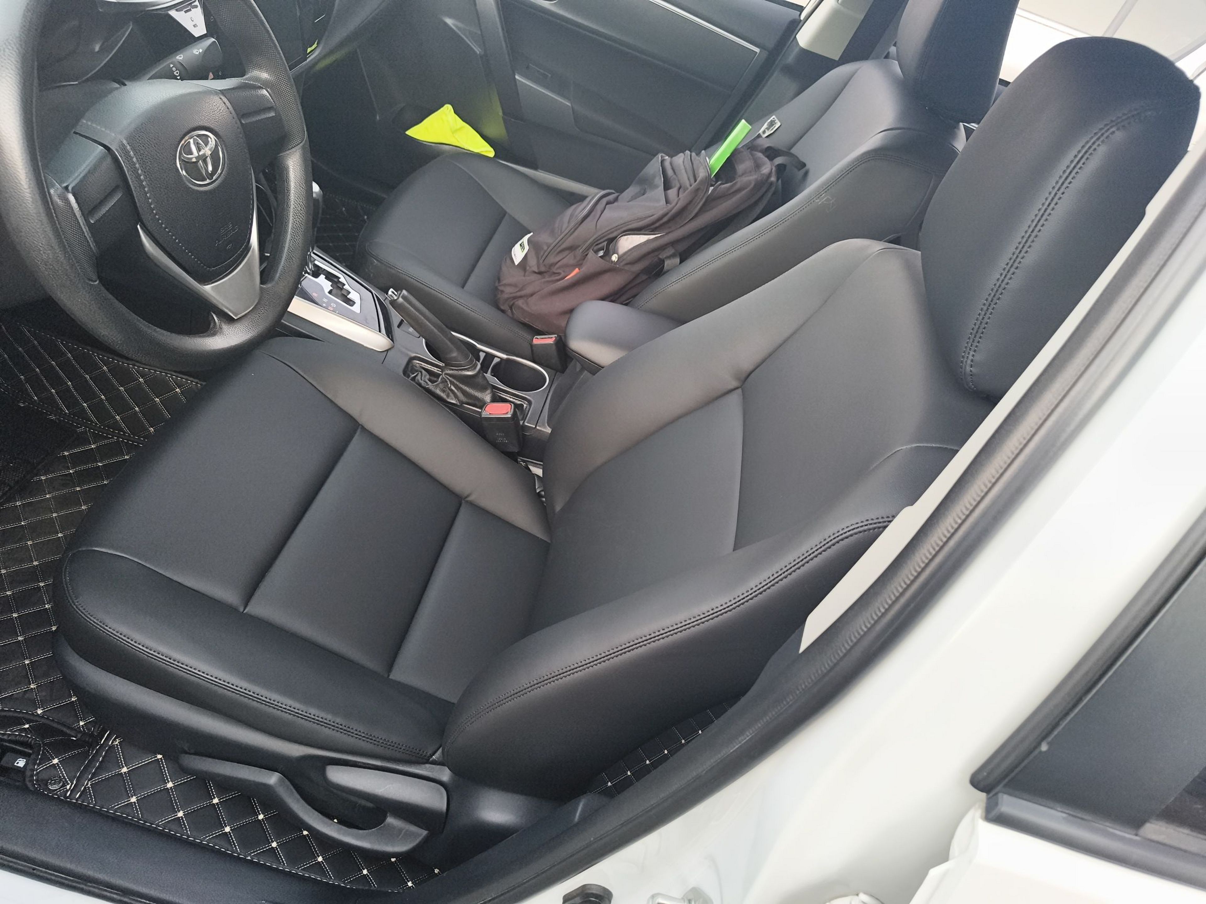 المقاعد الأمامية داخل السيارة