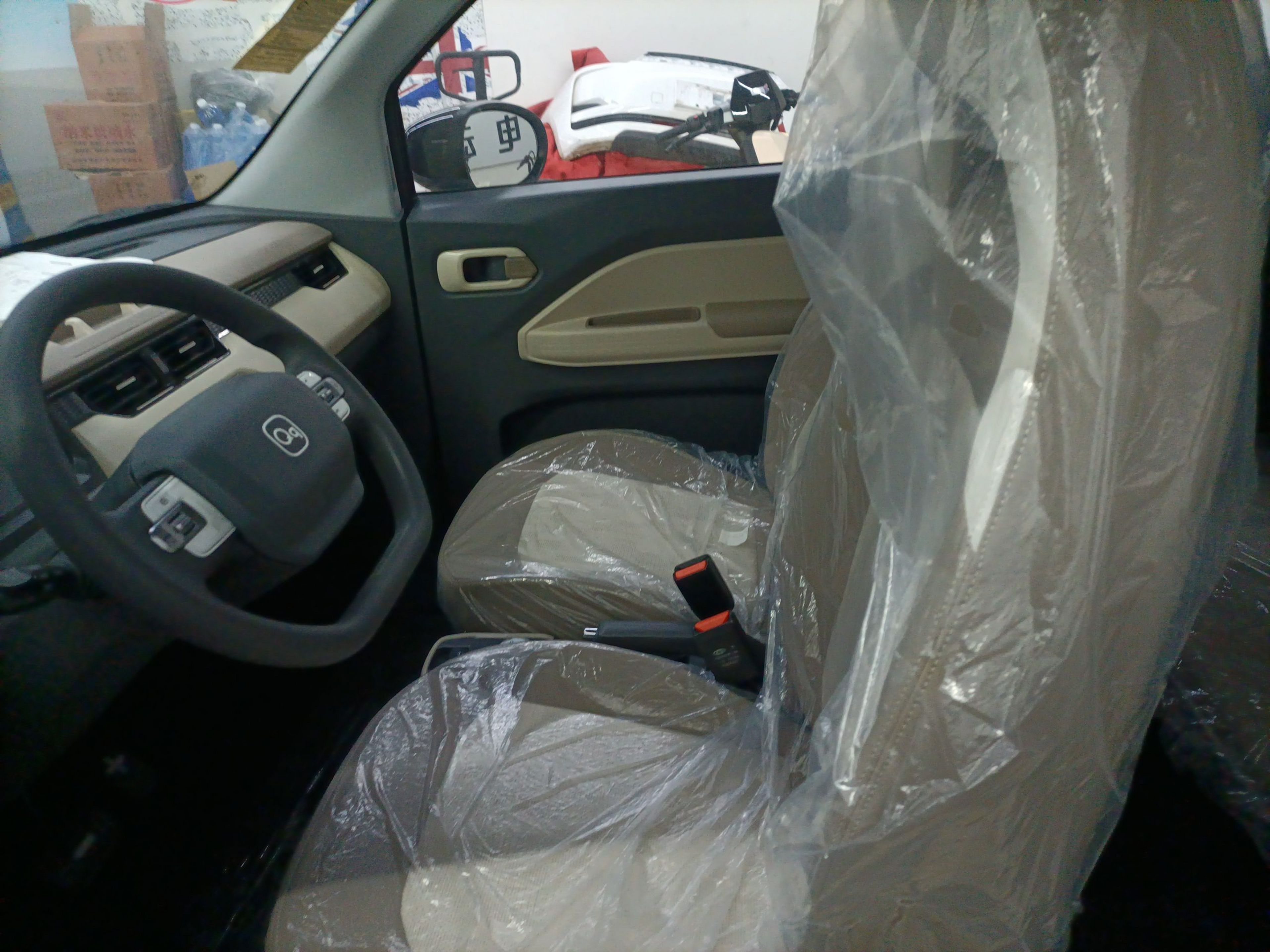 المقاعد الأمامية داخل السيارة