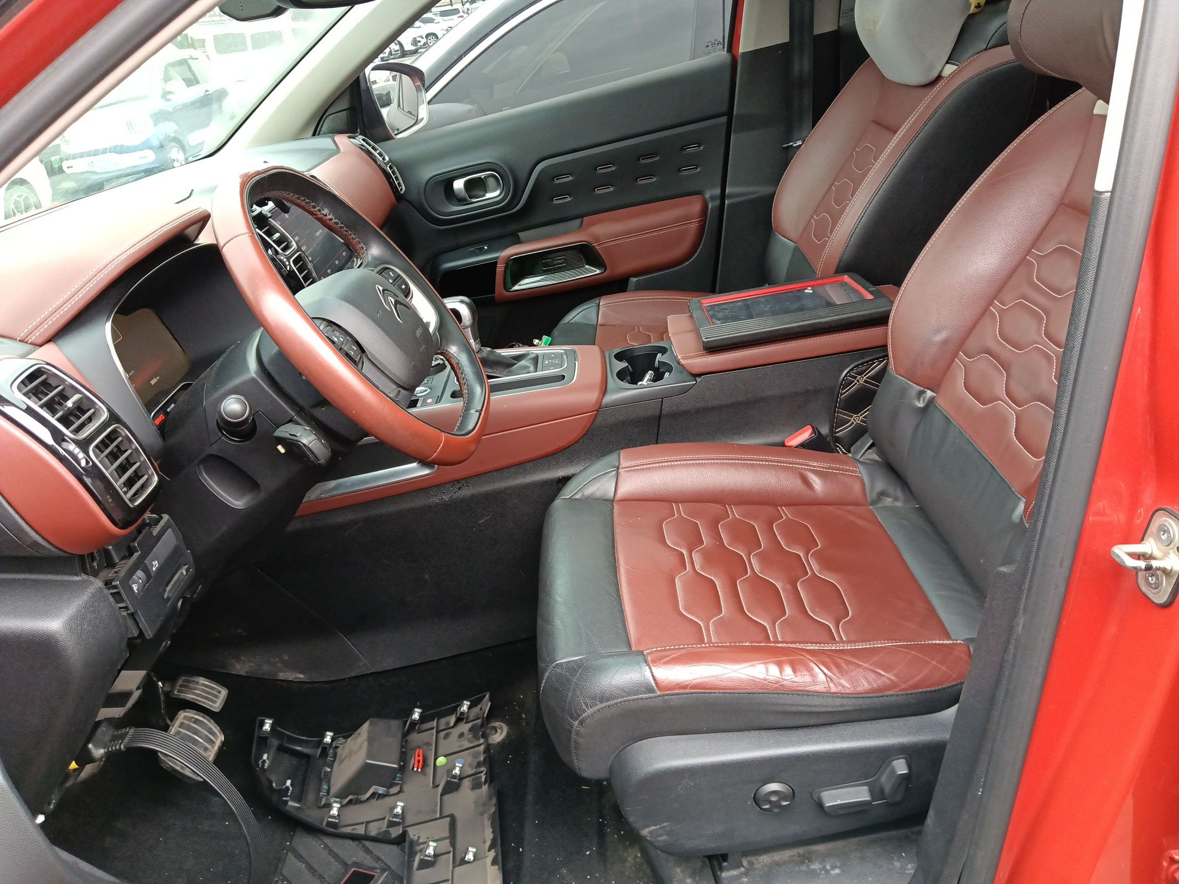 Переднее сиденье в автомобиле