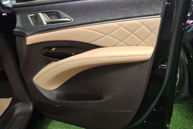 Used Denza D9 2024 DM-i 970 Luxury Model
