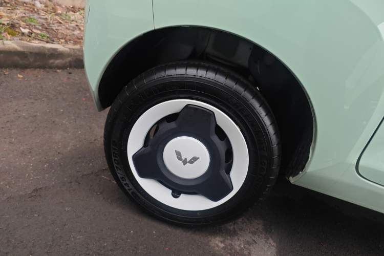 Used Wuling Hongguang MINIEV 2021 Macaron Sandwich Model 120 km Lithium NMC
