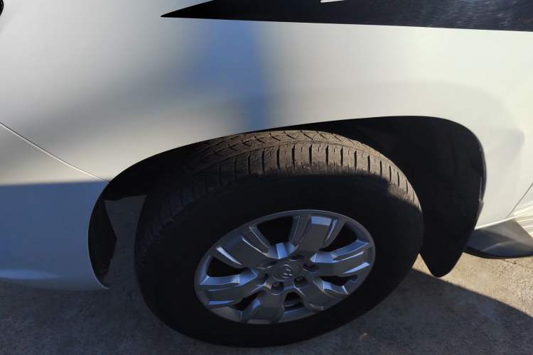 Used SAIC MAXUS T70 2019 2.0T Diesel Automatic Two-Wheel Drive Luxury Version with Long Body and High Ground Clearance
