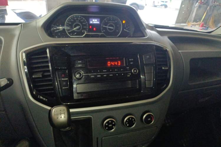 Used SAIC MAXUS Xintu V80 2023 2.0T Manual Classic Aoyuntong Short Wheelbase Ultra-Low Roof 5/6-Seater
