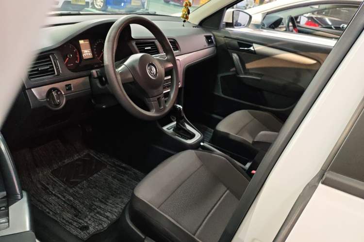 Used Volkswagen Gran Lavida 2013 1.6L Automatic Fashion Model
