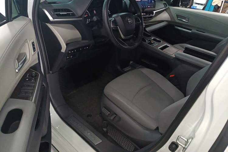 Used Toyota Granvia 2023 2.5L Hybrid Prestige PLUS Edition
