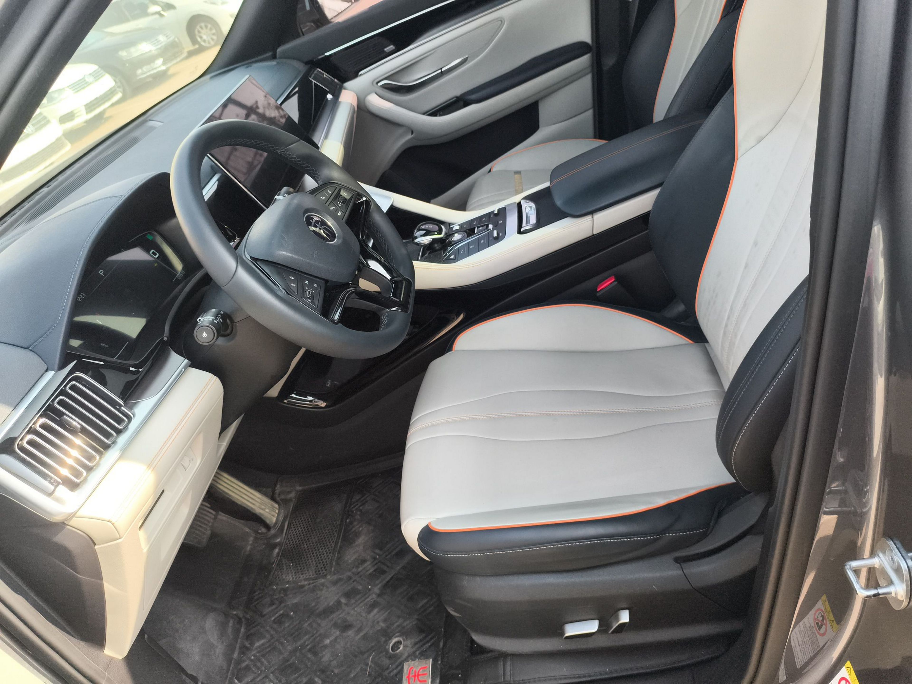 المقاعد الأمامية داخل السيارة