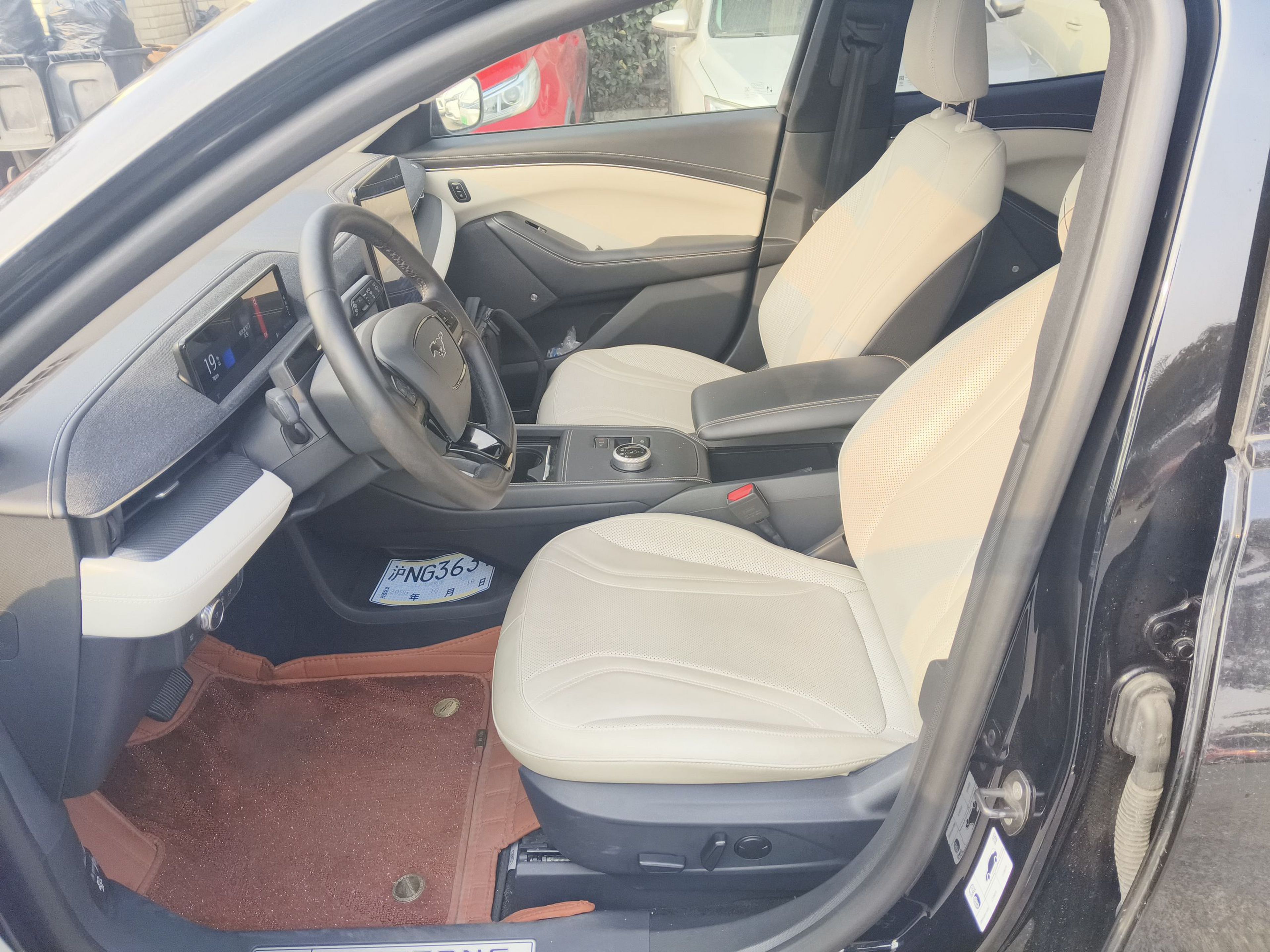 المقاعد الأمامية داخل السيارة