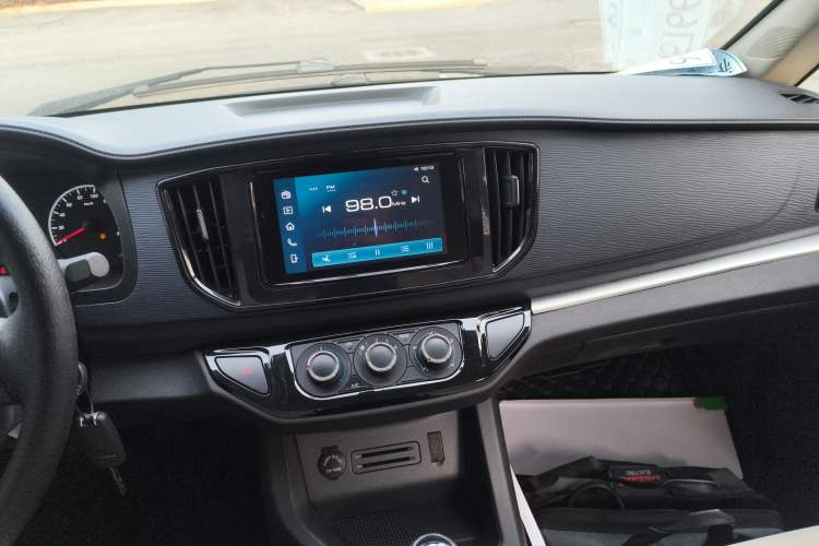 Used FORTHING Lingzhi 2023 M5L 1.6L Base Model 7 Seats