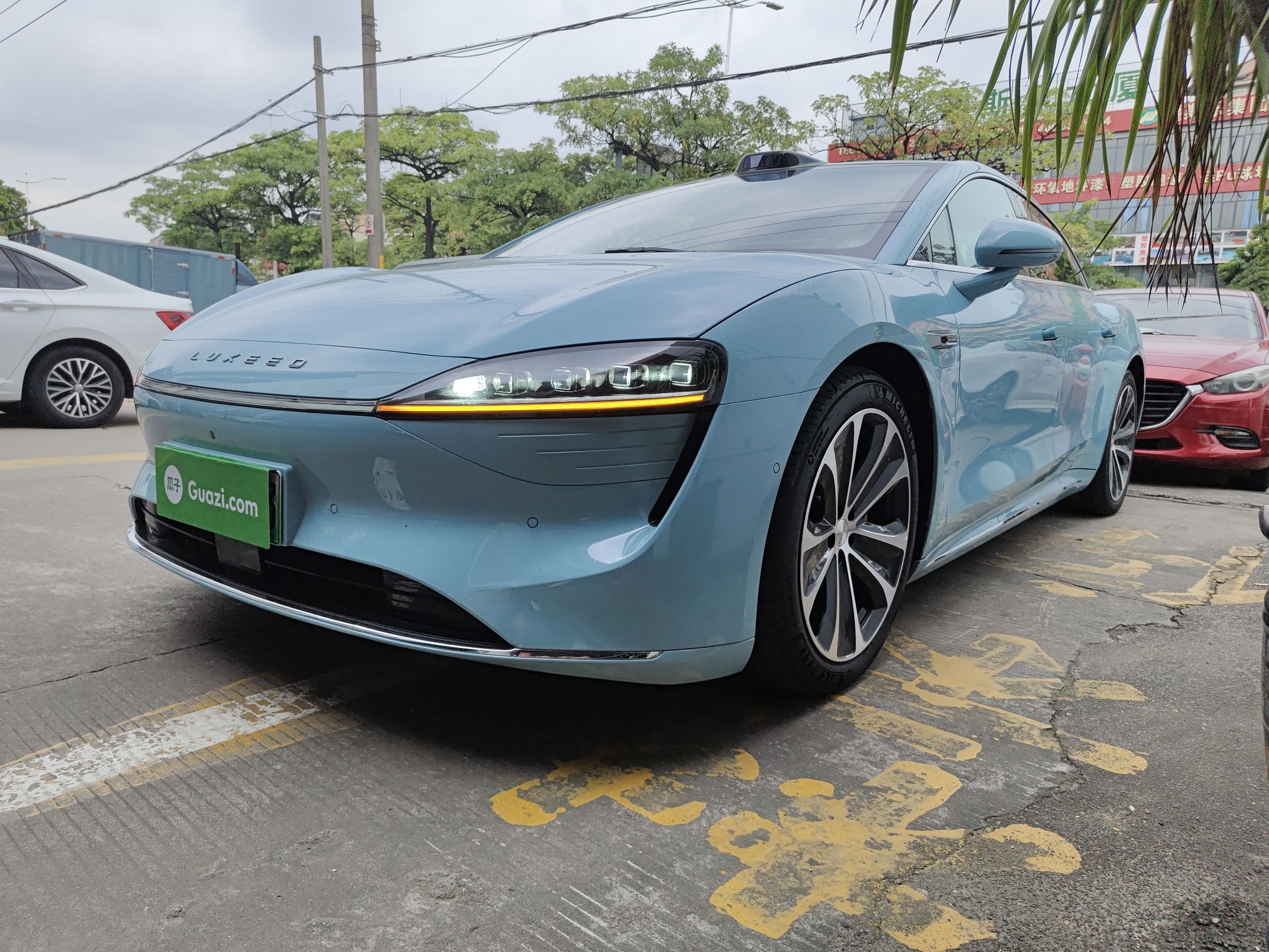 Под передней частью автомобиля