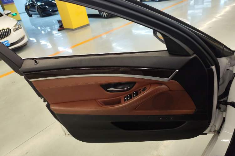 Used BMW 5 Series 2014 525Li Leading Model
