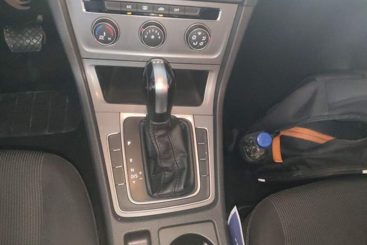 Used Volkswagen Golf 2016 1.6L Automatic Fashion Model
