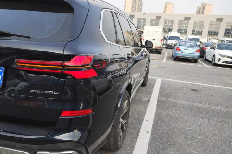 Used BMW X5 2023 xDrive 30Li Luxury M Sport Package
