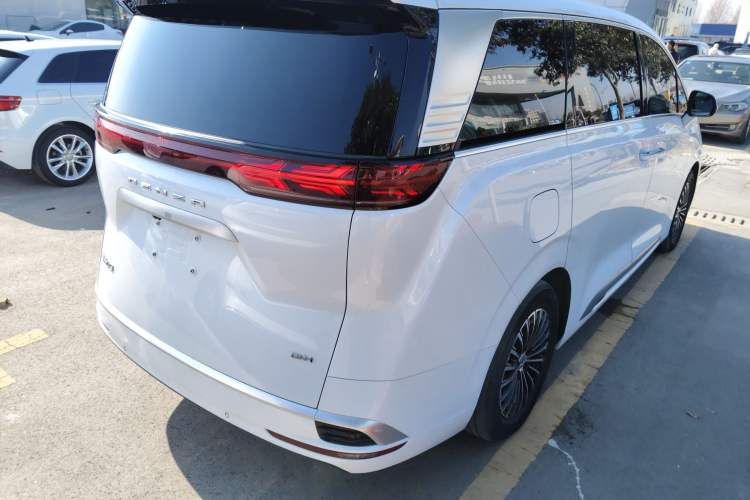 Used Denza D9 2022 DM-i 1040 Prestige Model
