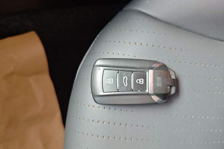 Used Dongfeng Aeolus Yixuan MAX 2023 1.5T Ultra-Stylish Trendsetting Dad Edition
