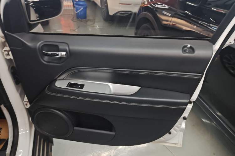 Used  Compass 2014 2.0L two-wheel drive luxury version
