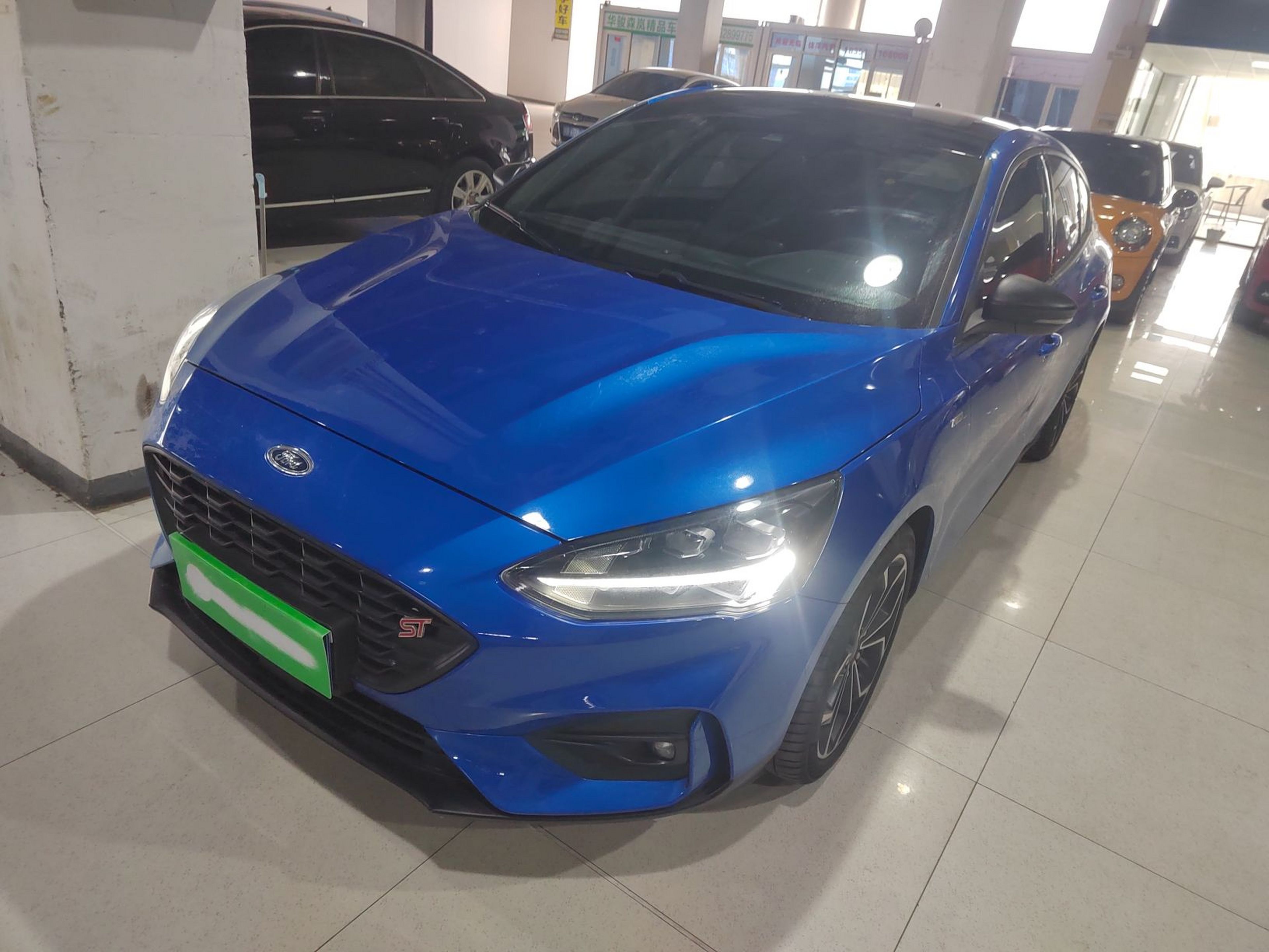 تحت مقدمة السيارة