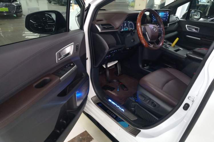 Used Toyota Sienna 2021 2.5L Hybrid Platinum Edition
