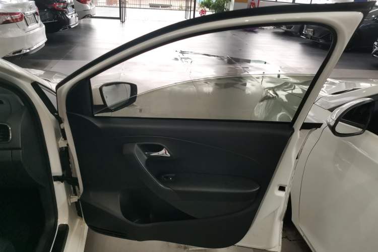 Used Volkswagen Polo 2016 1.6L Automatic Comfort Model
