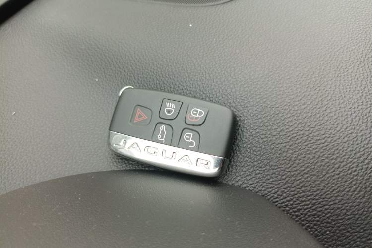 Used Jaguar F-PACE 2016 2.0T Two-Wheel Drive Urban Luxury Edition
