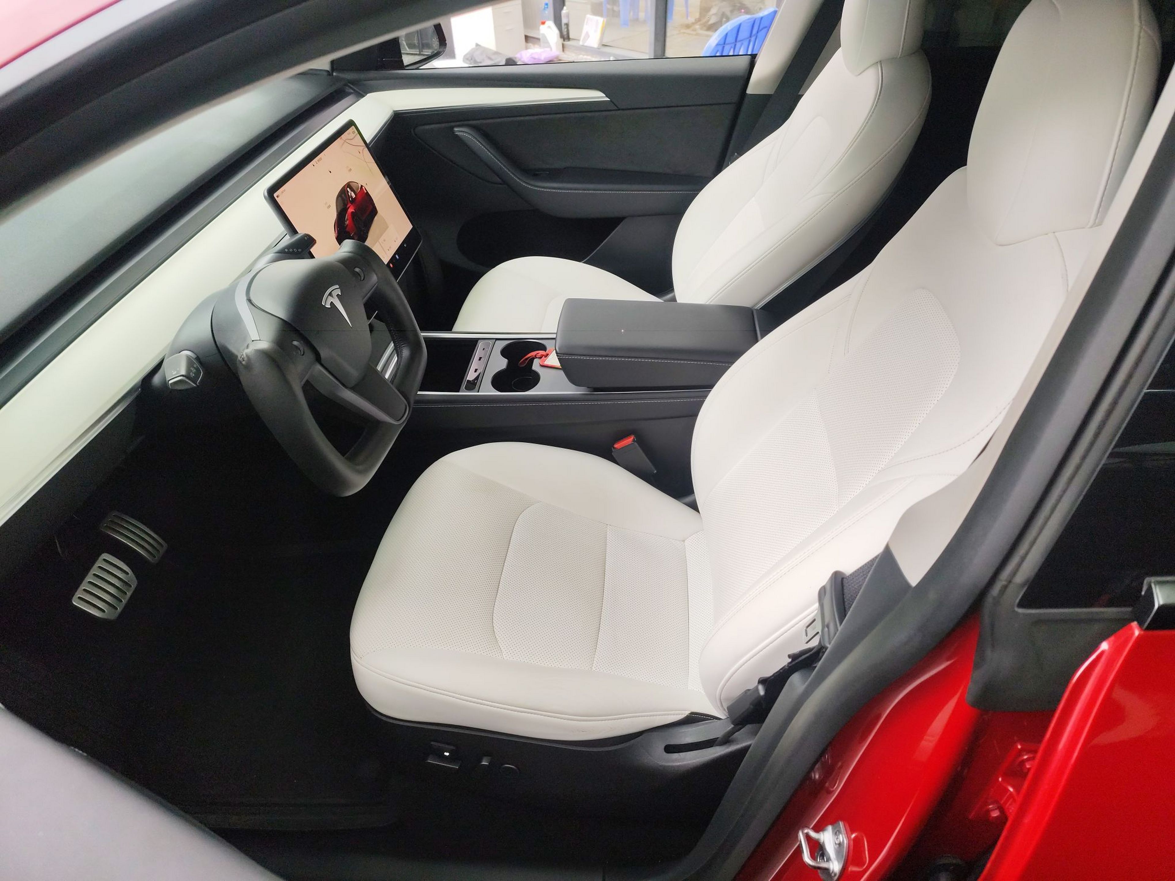 المقاعد الأمامية داخل السيارة