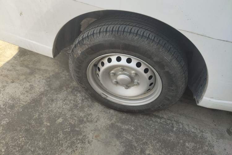 Used Wuling Yangguang 2024 300km Comfort-Grade Passenger Van 60kW
