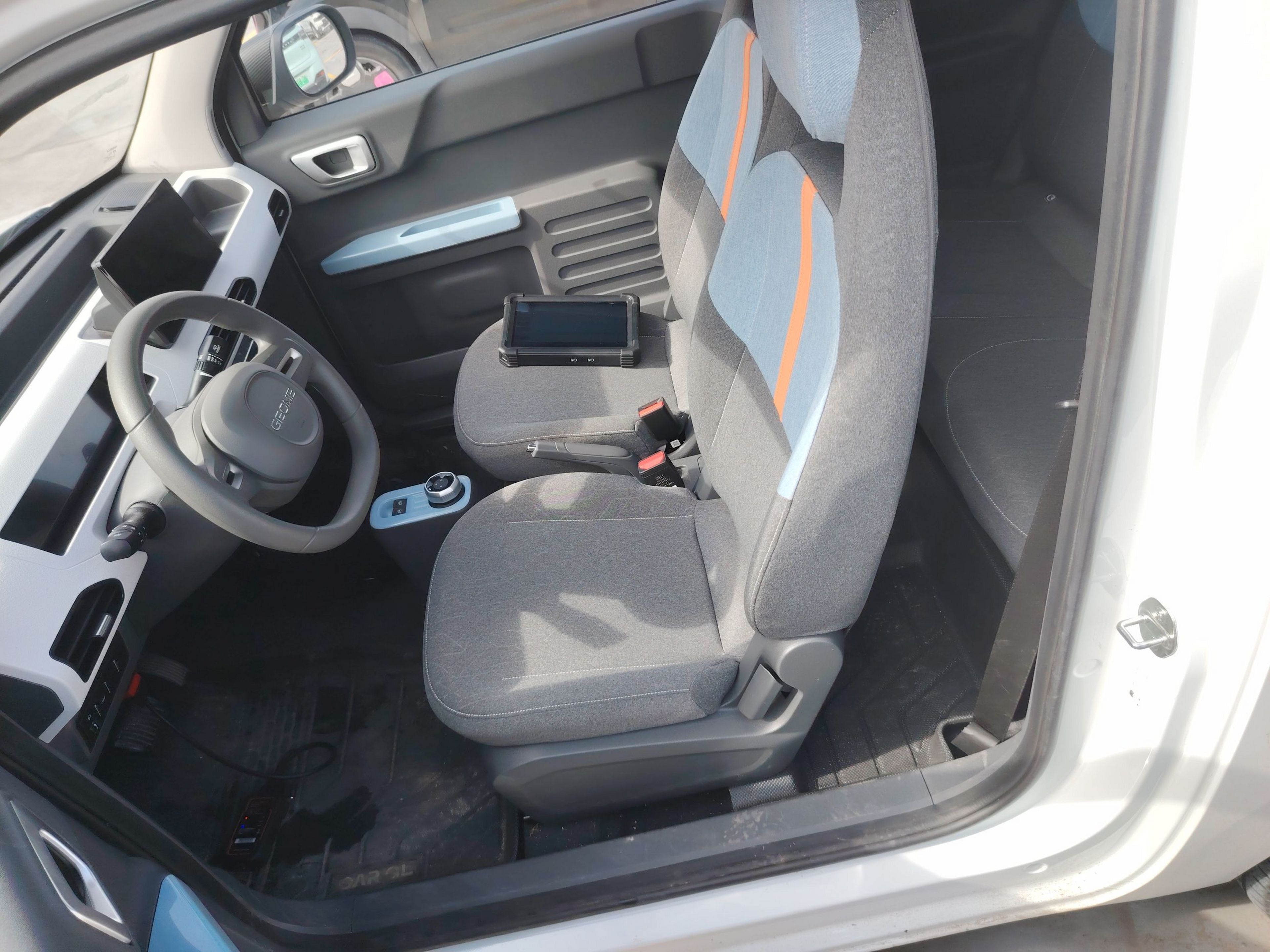 Переднее сиденье в автомобиле