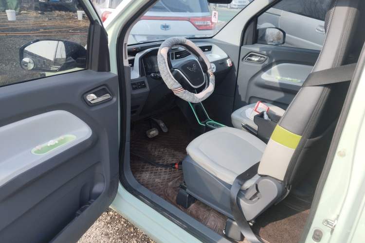 Used Wuling Hongguang MINIEV 2021 Macaron Sandwich Model 120 km Lithium Iron Phosphate