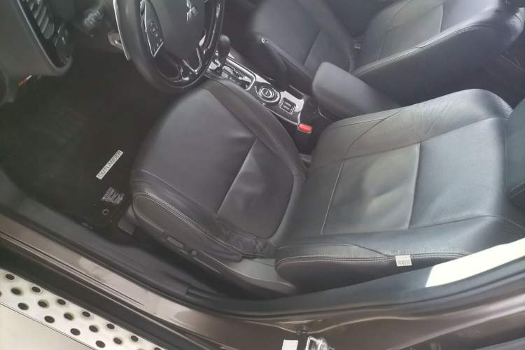 Used Mitsubishi Outlander 2016 2.4L 4x4 Luxury Edition 7-Seater
