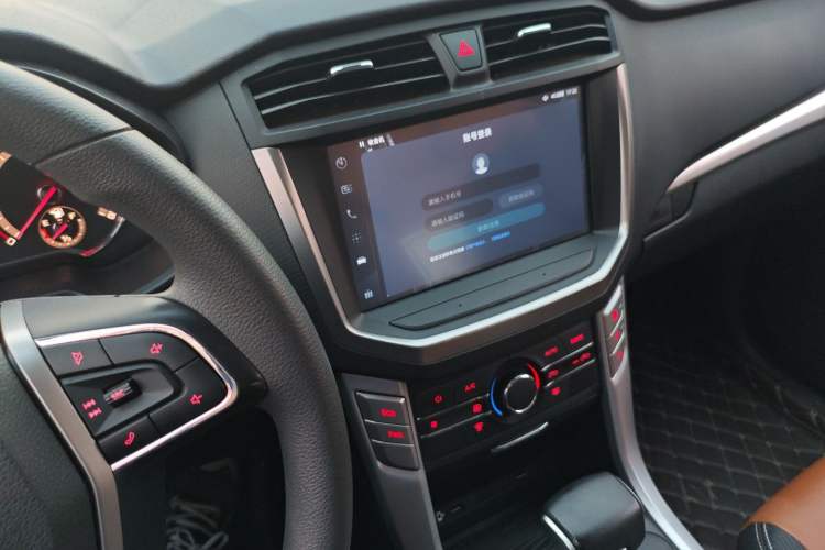 Used SAIC MAXUS T70 2021 2.0T Diesel Automatic Two-Wheel Drive Elite Version with Long Bed and High Ground Clearance
