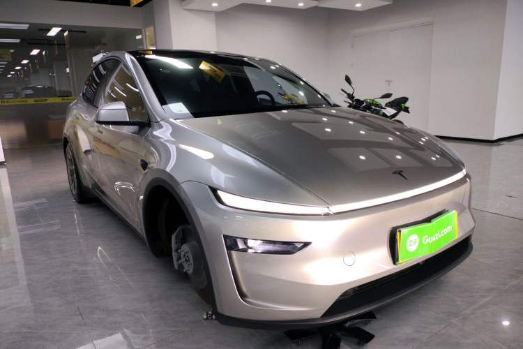 Used Tesla Model Y L 2025 Long-Range All-Wheel-Drive Version
