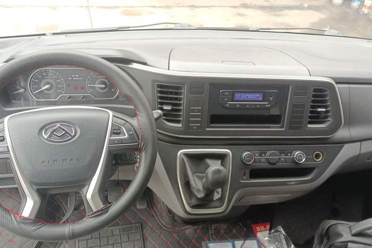 Used SAIC MAXUS Xintu V80 2024 City Distribution King PLUS Value Edition 6MT Short Wheelbase Mid-Roof Design 127 Ps 3 Seats
