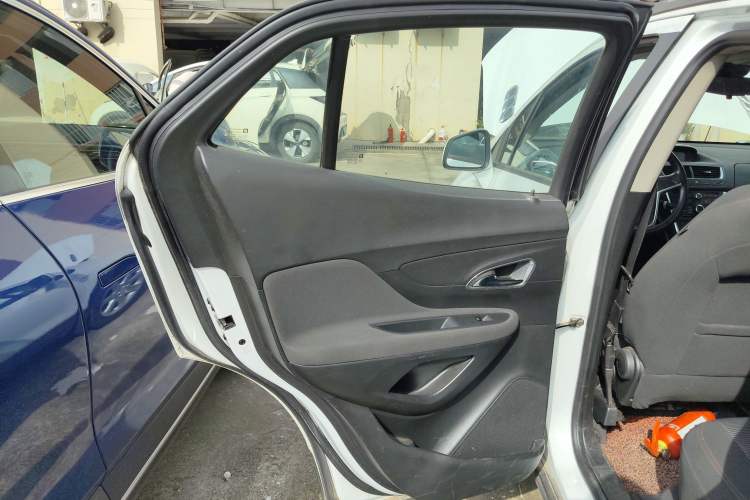 Used Buick Encore 2015 1.4T Automatic Two-Wheel Drive Urban Elite Version
