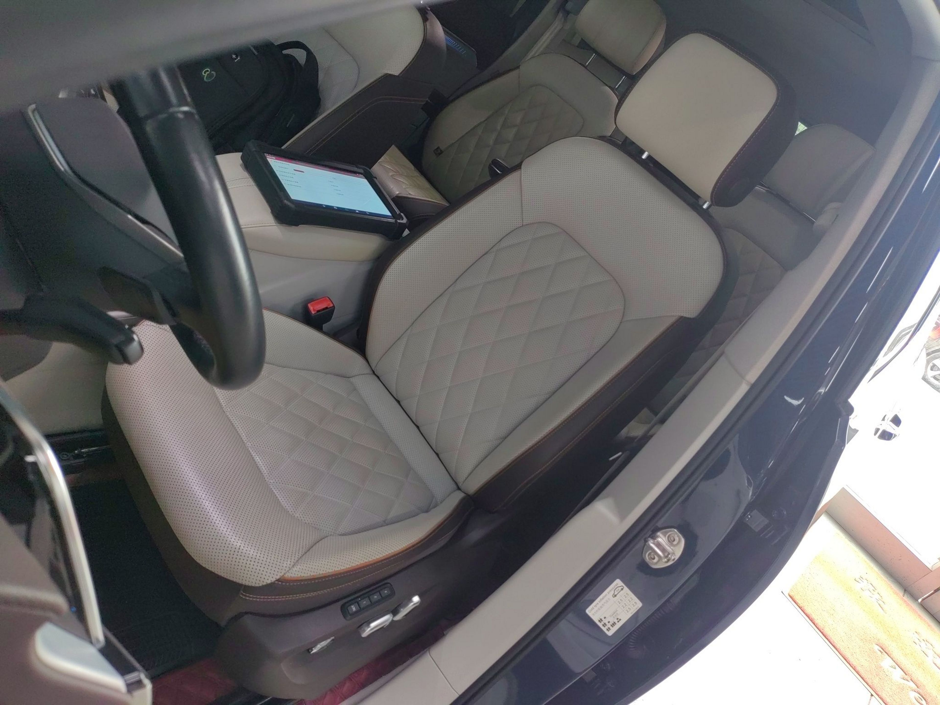 Переднее сиденье в автомобиле