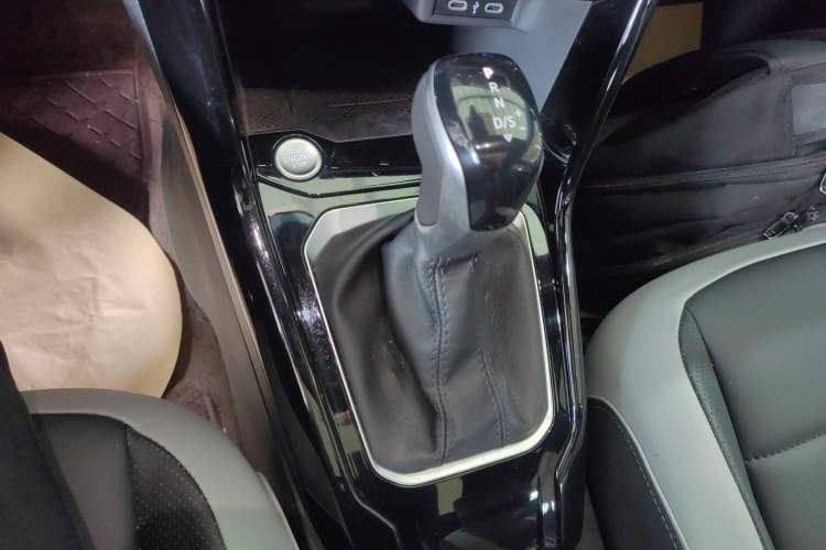 Used Volkswagen T-ROC 2024 300TSI DSG Two-Wheel-Drive Chen Guang Edition
