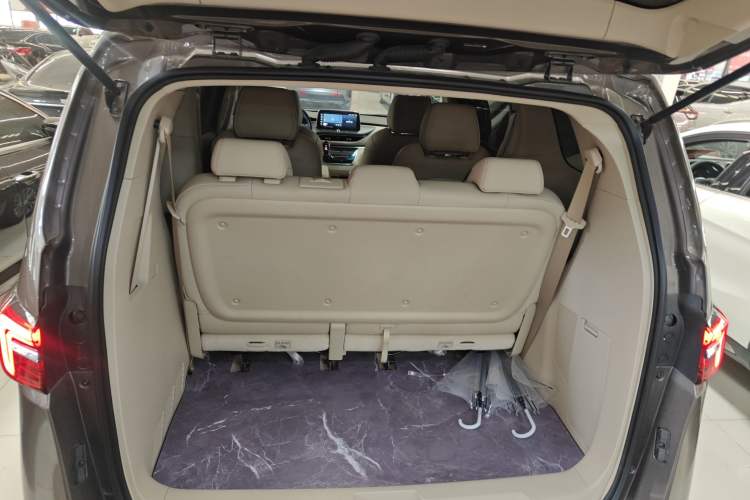 Used Buick GL8 2023 Facelifted Land Cruiser Executive Luxury Version
