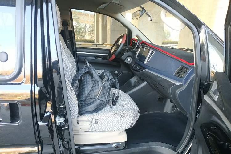 Used FORTHING Lingzhi 2023 M5L 1.6L Base Model 5 Seats
