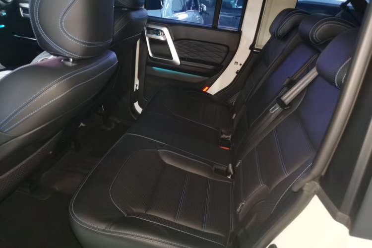 Used  BJ40 2023 2.0T Automatic Four-Wheel Drive Urban Hunter Edition Chivalrous Type
