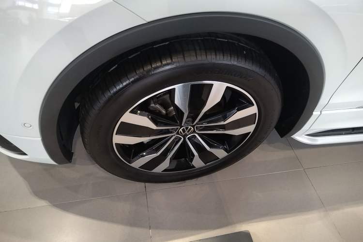 Used Volkswagen Tiguan L 2024 Outstanding Model 330TSI Automatic Two-Wheel Drive R-Line Dragon Glory Edition