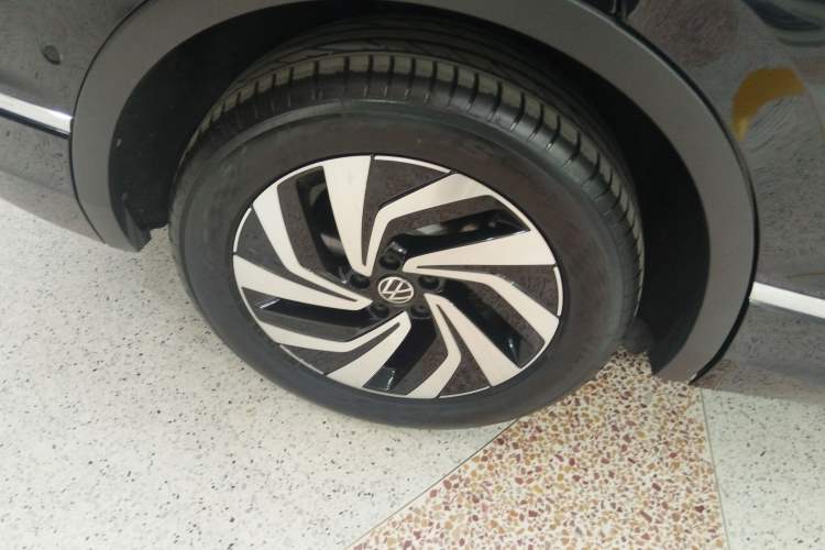 Used Volkswagen Tiguan L 2024 Outstanding Model 330TSI Automatic Two-Wheel Drive R-Line Dragon Glory Edition
