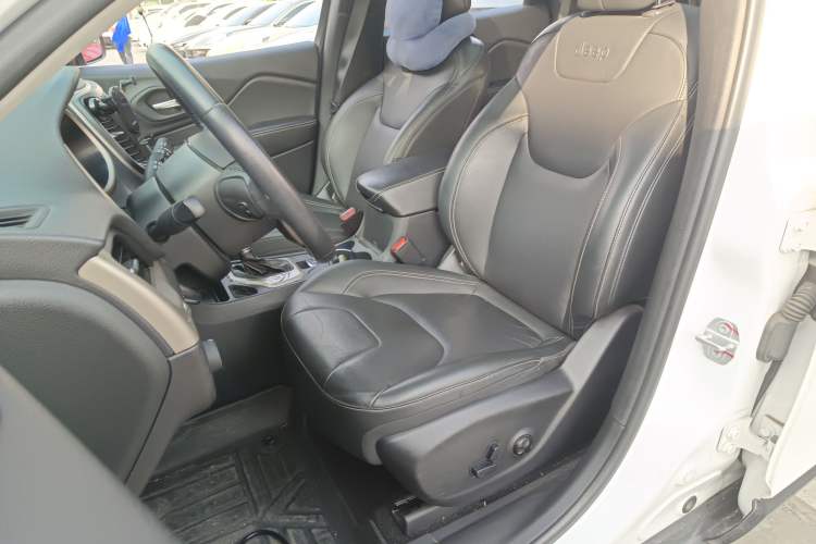 Used  Cherokee 2017 2.0L Superior Edition