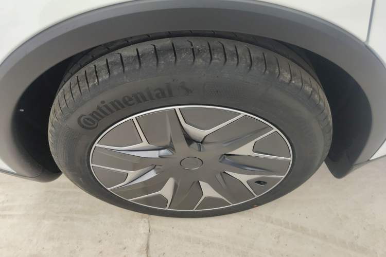 Used Tesla Model Y L 2025 Long-Range All-Wheel-Drive Version
