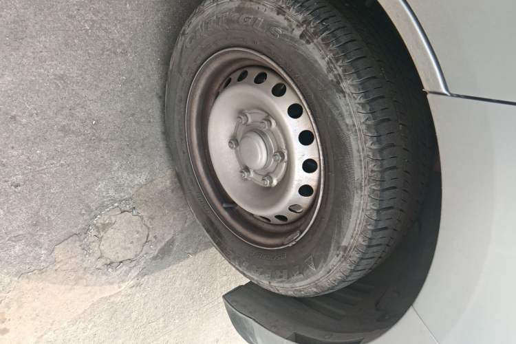 Used Wuling Yangguang 2024 300KM Comfort Version Passenger Van 75kW
