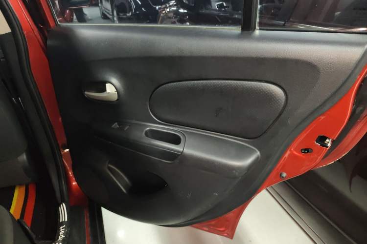 Used Venucia R50 2015 1.6L Automatic Fashion Edition
