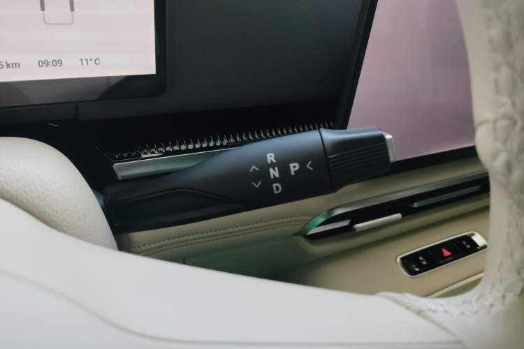 Used VOYAH Dream 2025 PHEV Four-Wheel Drive Excellence Kunpeng Edition
